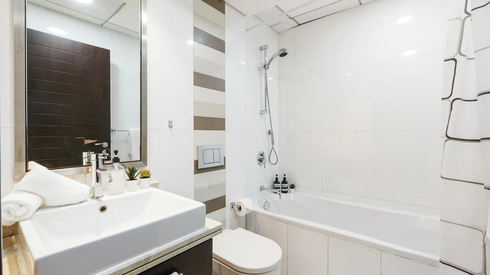 2Br In Downtown With Burj Khalifa & Fountain Views Lägenhet Dubai Förenade Arabemiraten